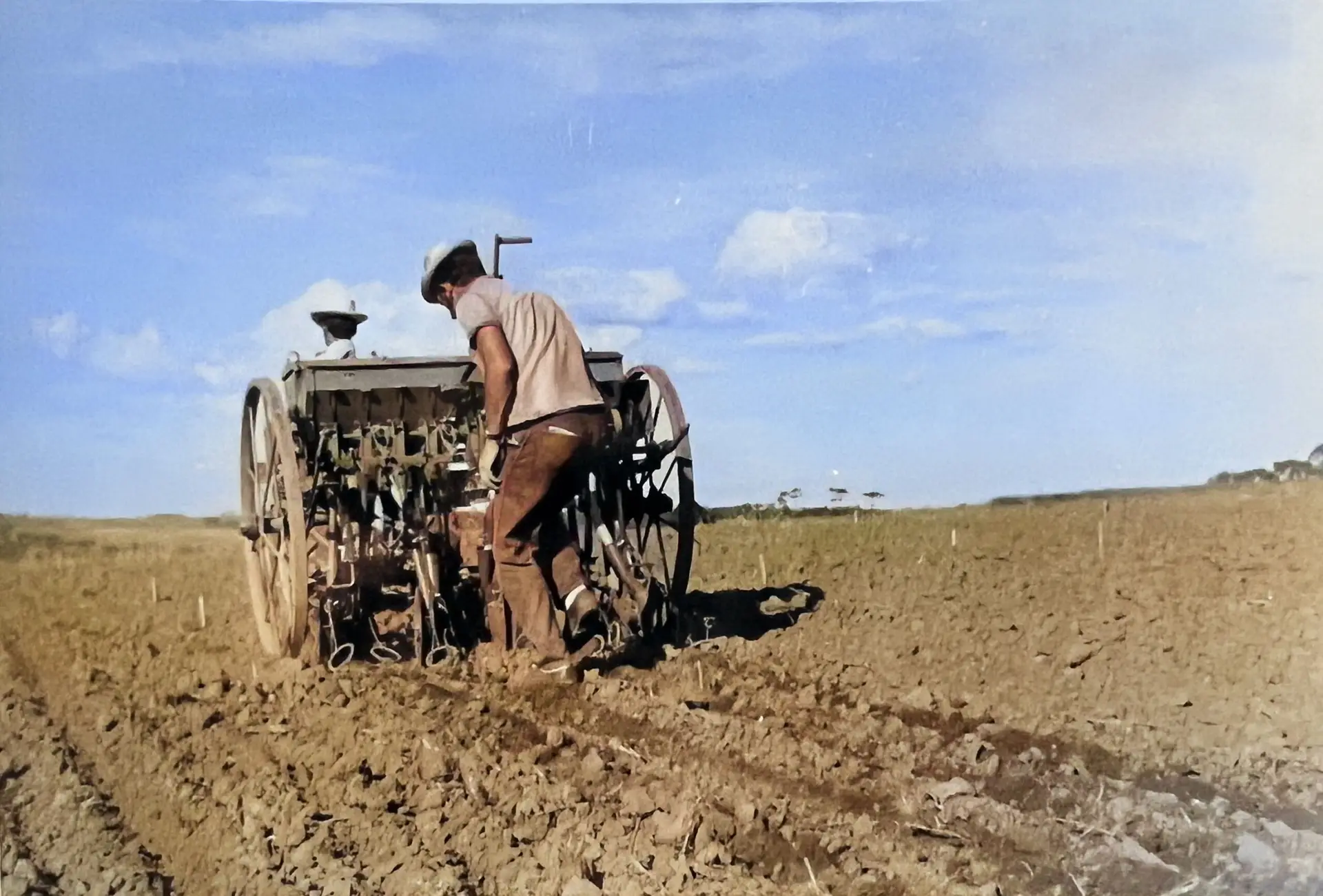 Die erste Direktsaatmaschine in Brasilien im Einsatz, in den 1970ern (Foto von Rolf Derpsch).
